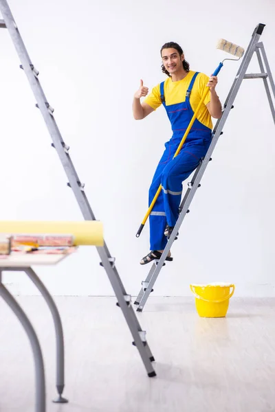 Joven contratista haciendo renovación en casa —  Fotos de Stock