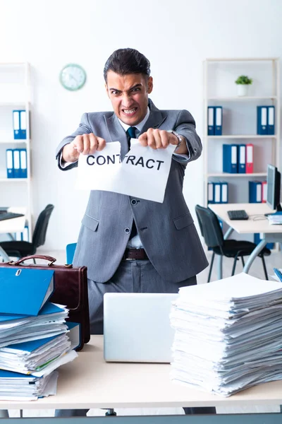 Empresário com carga de trabalho de papelada pesada — Fotografia de Stock