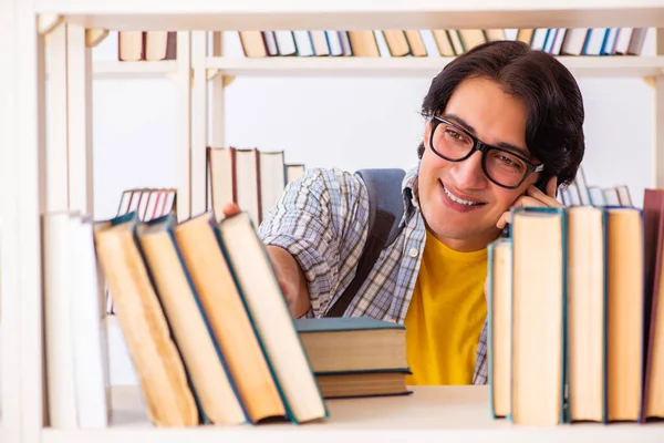Mężczyzna student przygotowanie do egzaminów w bibliotece — Zdjęcie stockowe