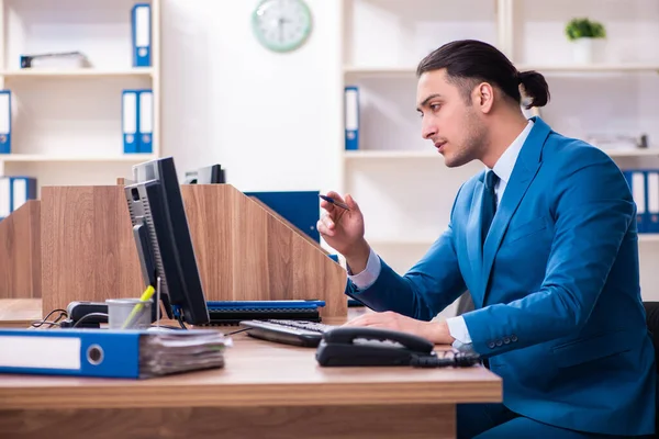 Joven hombre de negocios guapo sentado en la oficina —  Fotos de Stock