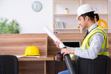 Ofiste çalışan genç erkek mimar.