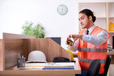 Ofiste çalışan genç erkek mimar.