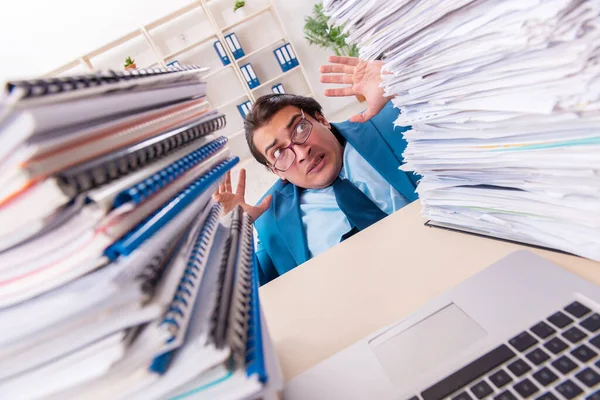 Joven hombre de negocios guapo infeliz con el trabajo excesivo — Foto de Stock