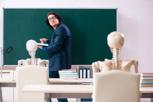 Mannelijke leraar en skelet student in de klas — Stockfoto