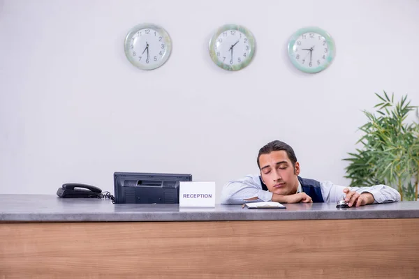 Joven recepcionista en el mostrador del hotel —  Fotos de Stock