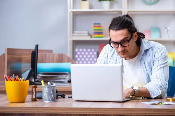 Joven diseñador masculino trabajando en la oficina — Foto de Stock