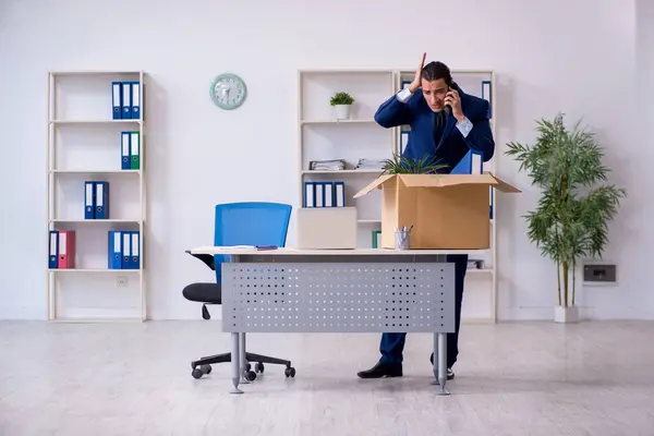 Junge Mitarbeiter werden entlassen — Stockfoto