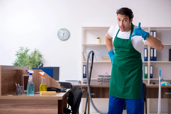 Jonge knappe aannemer schoonmaken van het kantoor — Stockfoto