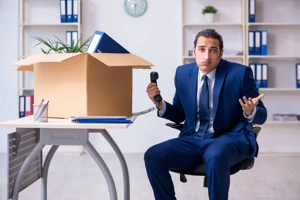 Un jeune salarié licencié — Photo