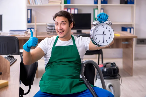 Joven contratista guapo limpiando la oficina — Foto de Stock