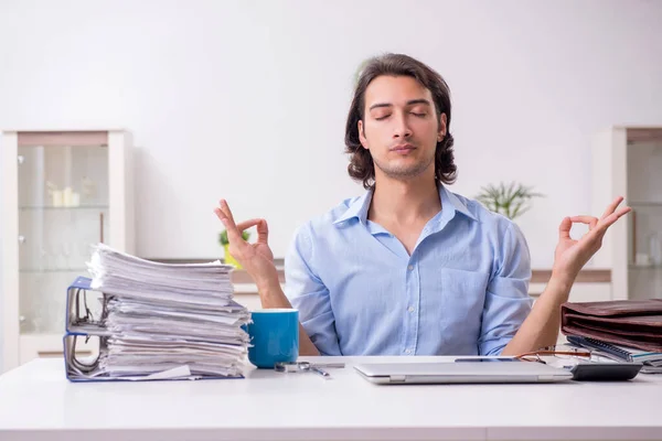 Junge männliche Mitarbeiter arbeiten zu Hause — Stockfoto