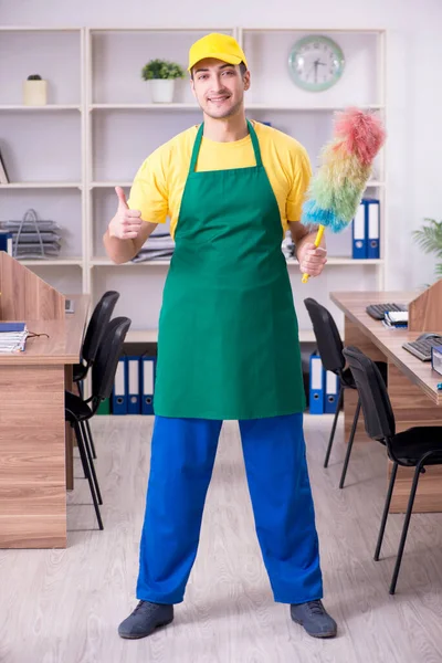 Jonge mannelijke aannemer schoonmaken van het kantoor — Stockfoto