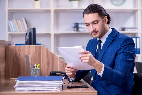 Jeune homme d'affaires beau qui travaille dans le bureau — Photo