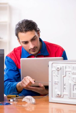 Müzik yüksek kurgu sistemini tamir eden genç mühendis