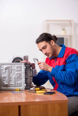 Müzik yüksek kurgu sistemini tamir eden genç mühendis