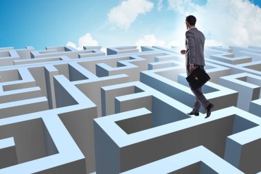 İşadamı labirentten kaçmaya çalışıyor.