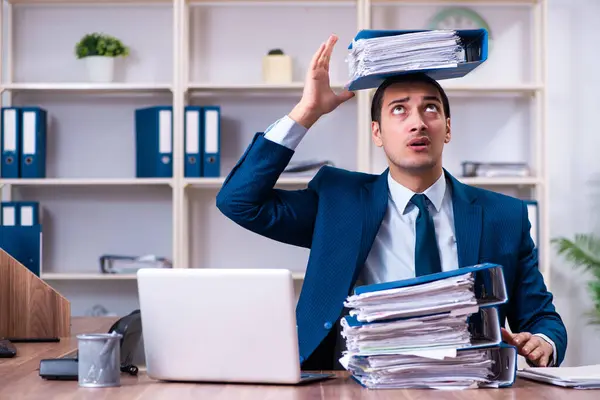 Jovem empresário bonito que trabalha no escritório — Fotografia de Stock