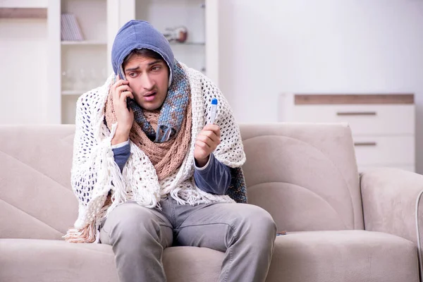 Joven sufriendo en casa — Foto de Stock