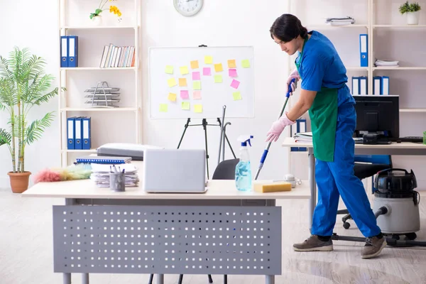 Ofiste çalışan yakışıklı, profesyonel temizlikçi.