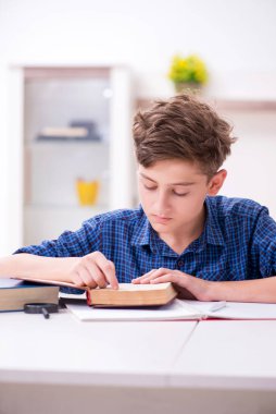 Çocuk evde okula hazırlanıyor.