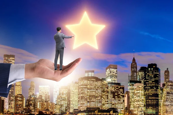 Affärsman höll i handen och sträckte sig efter stjärnor — Stockfoto