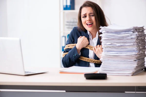 Junge schöne Angestellte mit Seil im Büro gefesselt — Stockfoto