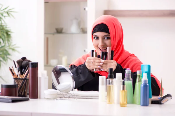 Vacker kvinna i hijab tillämpa make-up — Stockfoto