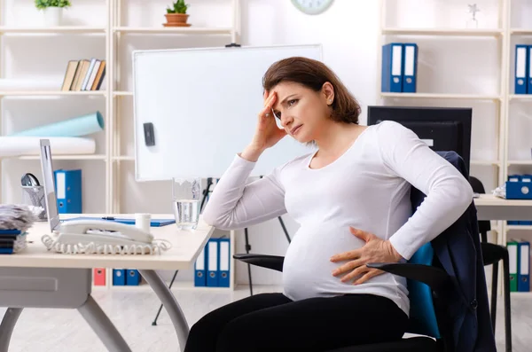 Vecchia donna incinta che lavora in ufficio — Foto Stock