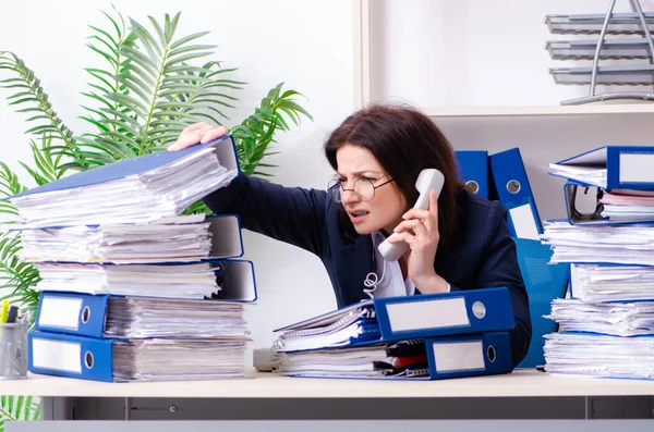 Zakenvrouw van middelbare leeftijd ongelukkig met buitensporig werk — Stockfoto