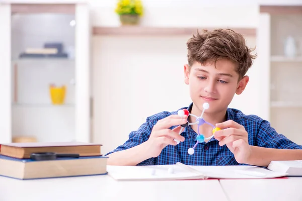 Kind bereidt zich voor op school thuis — Stockfoto