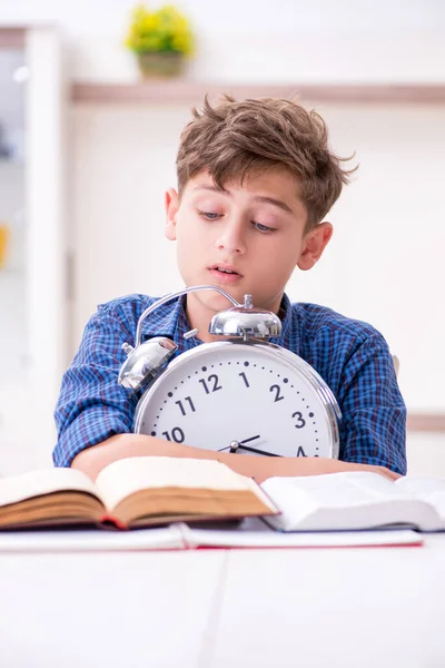 Ungen förbereder sig för skolan hemma — Stockfoto