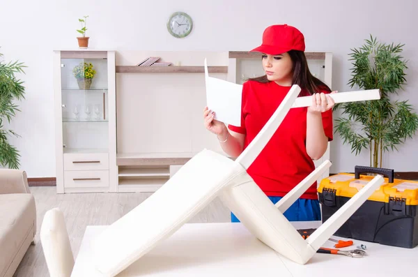 Jeune femme réparer chaise à la maison — Photo