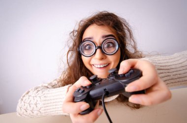 Bilgisayarda çalışan komik inek kız.