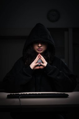 Ofiste güvenlik duvarını hackleyen kadın hacker.