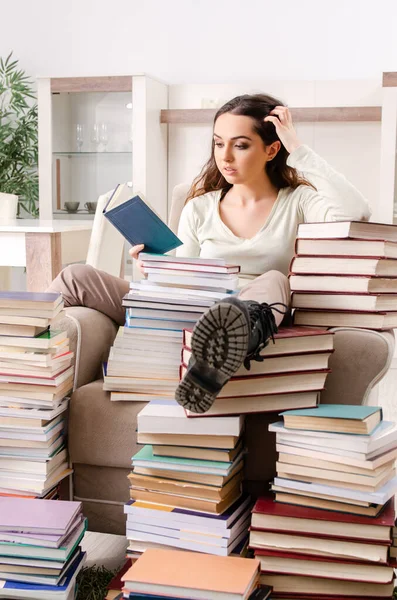 Giovane studentessa che si prepara per gli esami a casa — Foto Stock