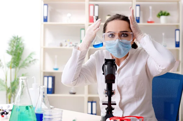 Jonge vrouwelijke chemicus werkzaam in het lab — Stockfoto