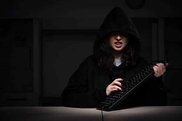 Female hacker hacking security firewall late in office — Stock Photo, Image