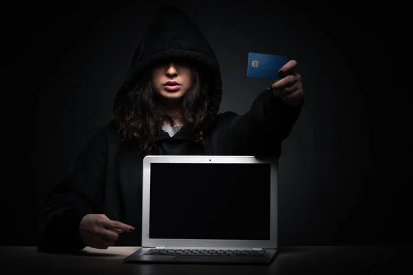 Ofiste güvenlik duvarını hackleyen kadın hacker. — Stok fotoğraf