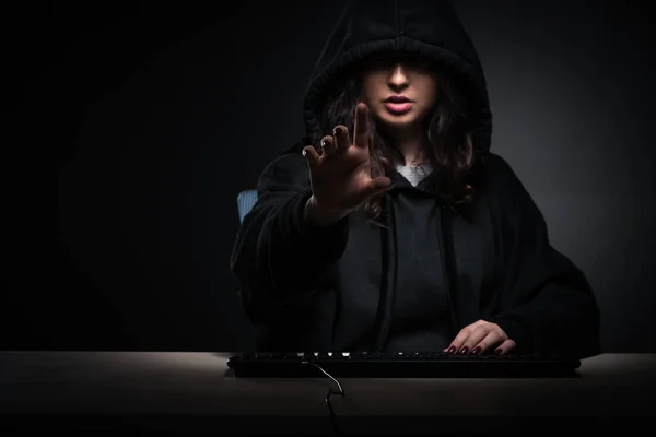 Жіночий хакер зламує брандмауер безпеки пізно в офісі — стокове фото