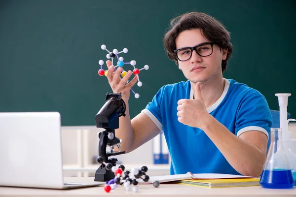 Joven estudiante masculino en el aula —  Fotos de Stock