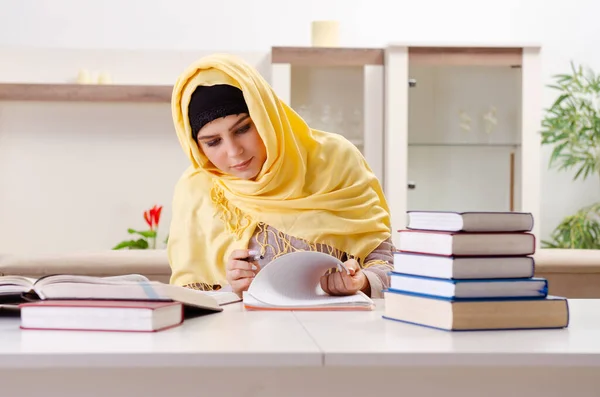 Studentin im Hidschab bereitet sich auf Prüfungen vor — Stockfoto