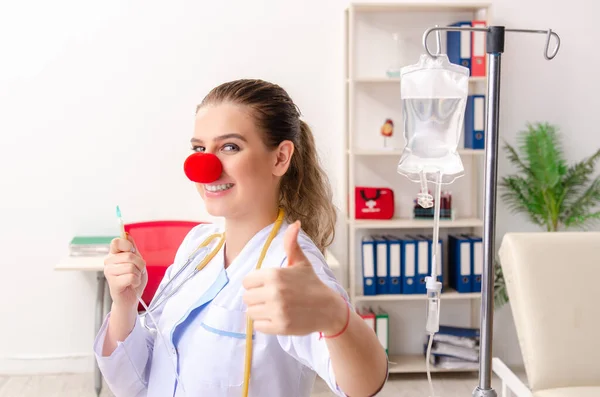 Klinikte çalışan komik kadın doktor. — Stok fotoğraf