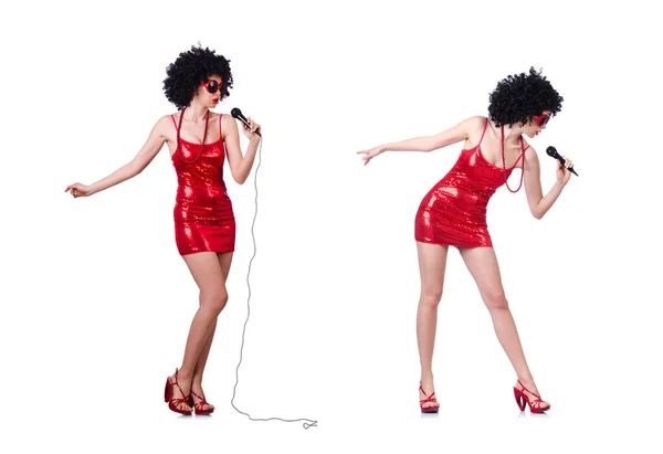 Gwiazda pop z mikrofonem w czerwonej sukience na białym — Zdjęcie stockowe