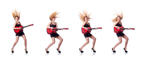 Vrouwelijke gitarist geïsoleerd op wit — Stockfoto