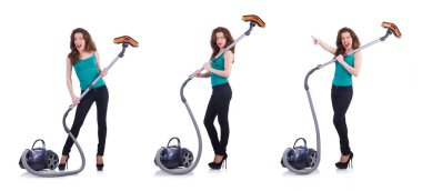 Elektrikli süpürgesi beyaz olan genç bir kadın.