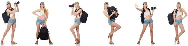 Schöne Frau in kurzen Hosen mit Rucksack und Kamera — Stockfoto