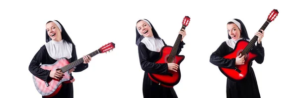 Монахиня играет на гитаре — стоковое фото