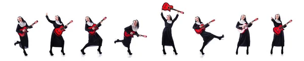 Nun tocando guitarra isolada no branco — Fotografia de Stock