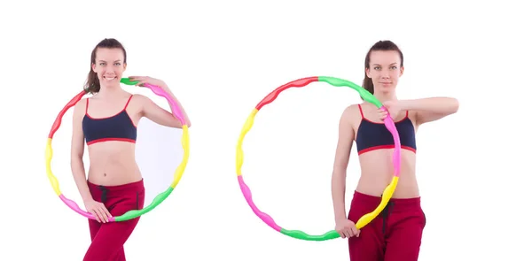 Frau macht Übungen mit Hula-Hoop-Reifen — Stockfoto