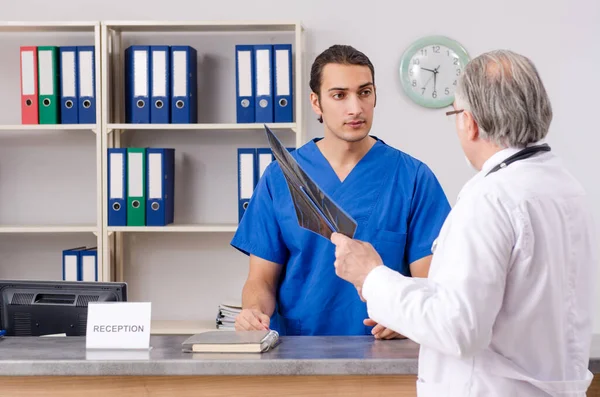 Due medici che parlano alla reception in ospedale — Foto Stock